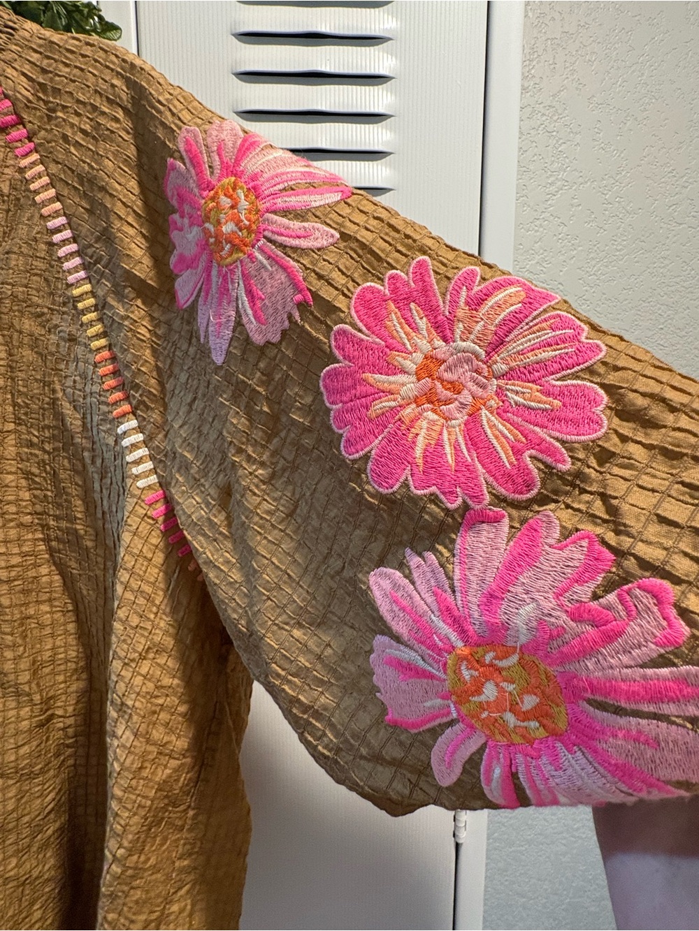 Like new The Sierra Embroidered Puff Sleeve Top by THML Sz Lg - Picture 3 of 4